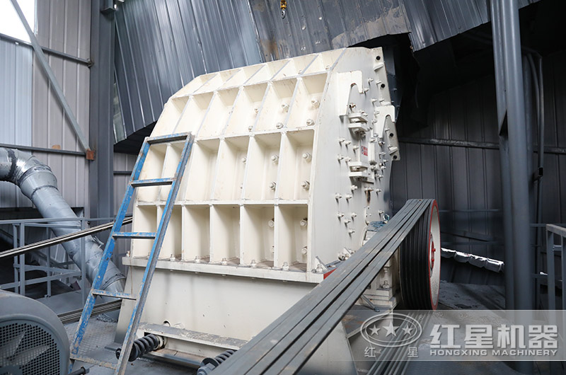 石灰石破碎客戶現(xiàn)場(chǎng)，適用錘破機(jī)