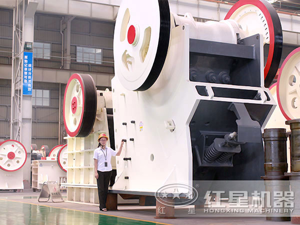 鵝卵石顎式破碎機(jī)用戶(hù)來(lái)訪(fǎng)車(chē)間