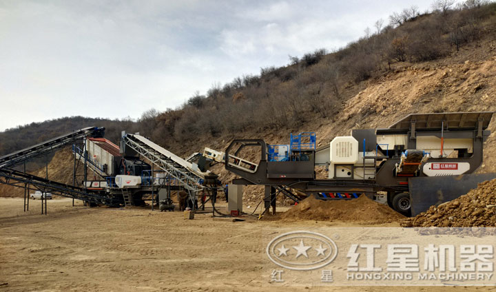 時產(chǎn)200噸移動破碎設備生產(chǎn)現(xiàn)場，運行平穩(wěn)，不間斷作業(yè)