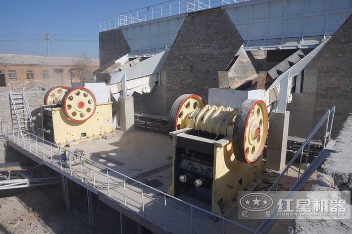 河北制砂生產(chǎn)現(xiàn)場，兩臺顎破同時(shí)有效生產(chǎn)