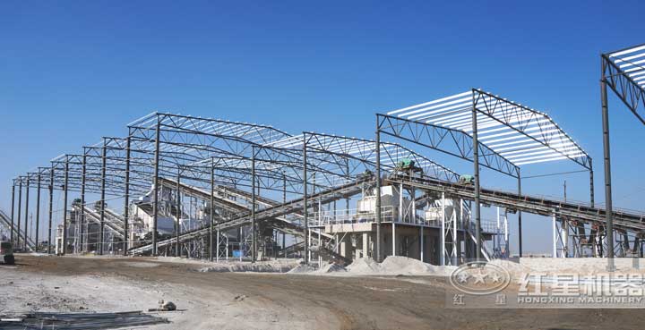 時(shí)產(chǎn)800噸生產(chǎn)現(xiàn)場，多臺設(shè)備同時(shí)作業(yè)