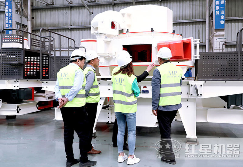 客戶來車間參觀，專業(yè)經(jīng)理接待講解