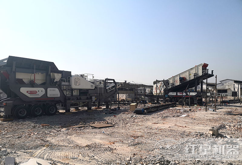 大型移動(dòng)制沙設(shè)備兩臺聯(lián)機(jī)作業(yè)現(xiàn)場